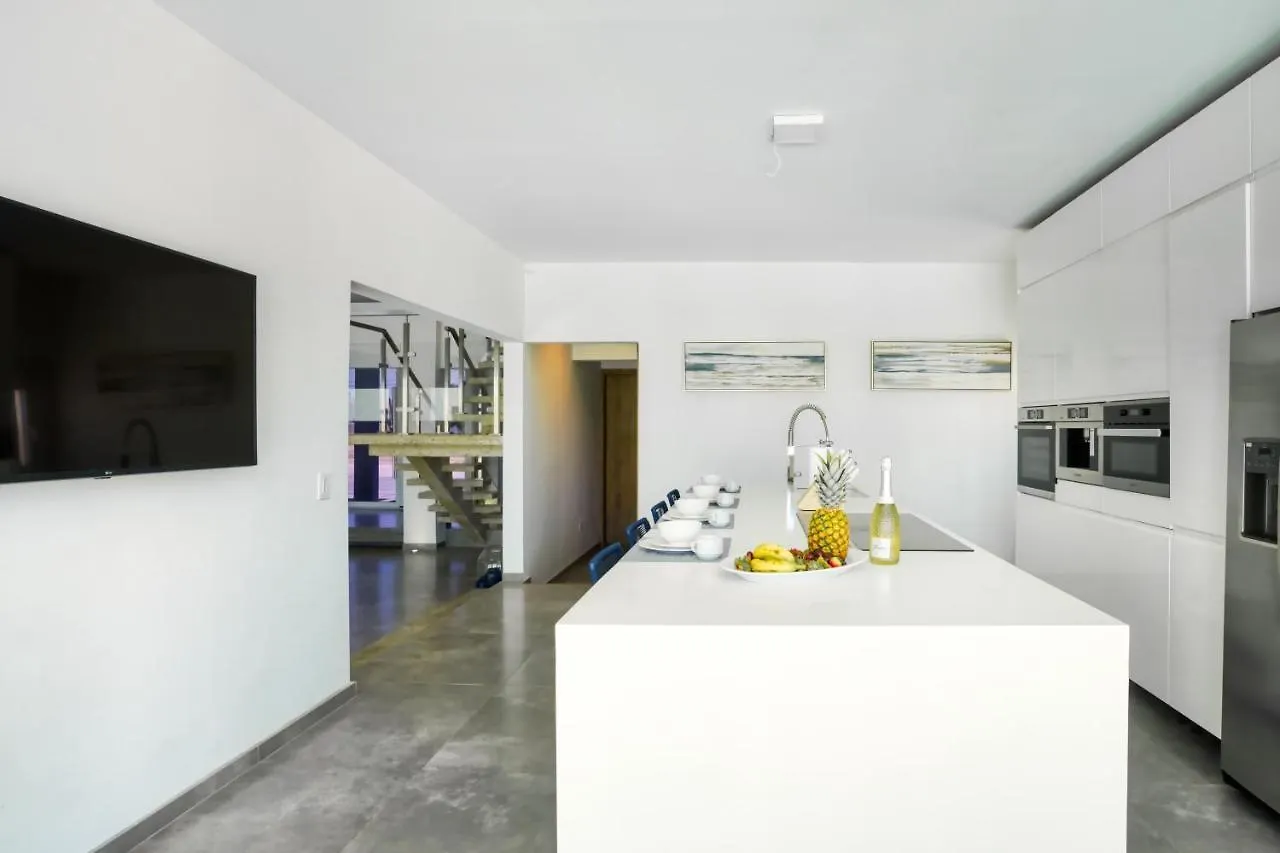 Grand Modern Villa 6-Bedroom Brand New Heated Jacuzzi Palm Beach Aruba